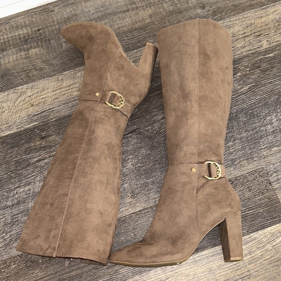 🔥 Trending Fall Favorite — Jones New York ‘Katarina’ Microsuede Boots | EUC - Picture 5 of 10